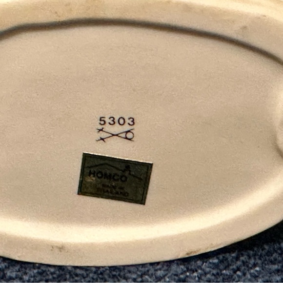 Santa and young girl figurine. Girl holds a teddy bear. Very cute!! - Picture 5 of 7